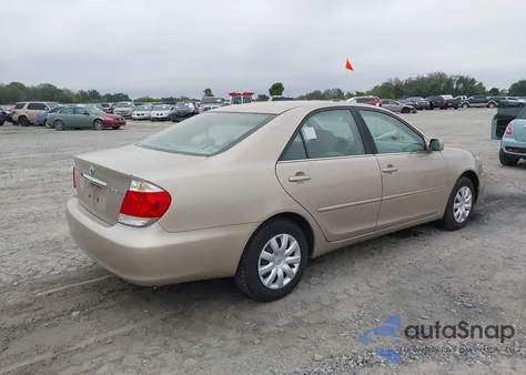 2005 Toyota Camry Le z USA, uszkodzony, nr VIN 4T1BE32K75U504342